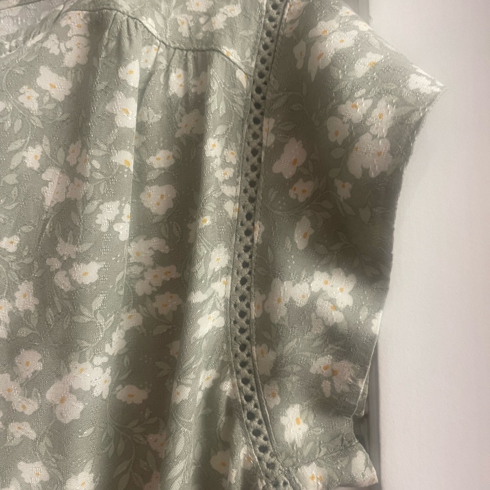 Buffalo by David Bitton Flutter Blouse Size S - Like New, light floral green top - Picture 8 of 12